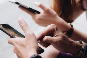 mani di persone con smartphone