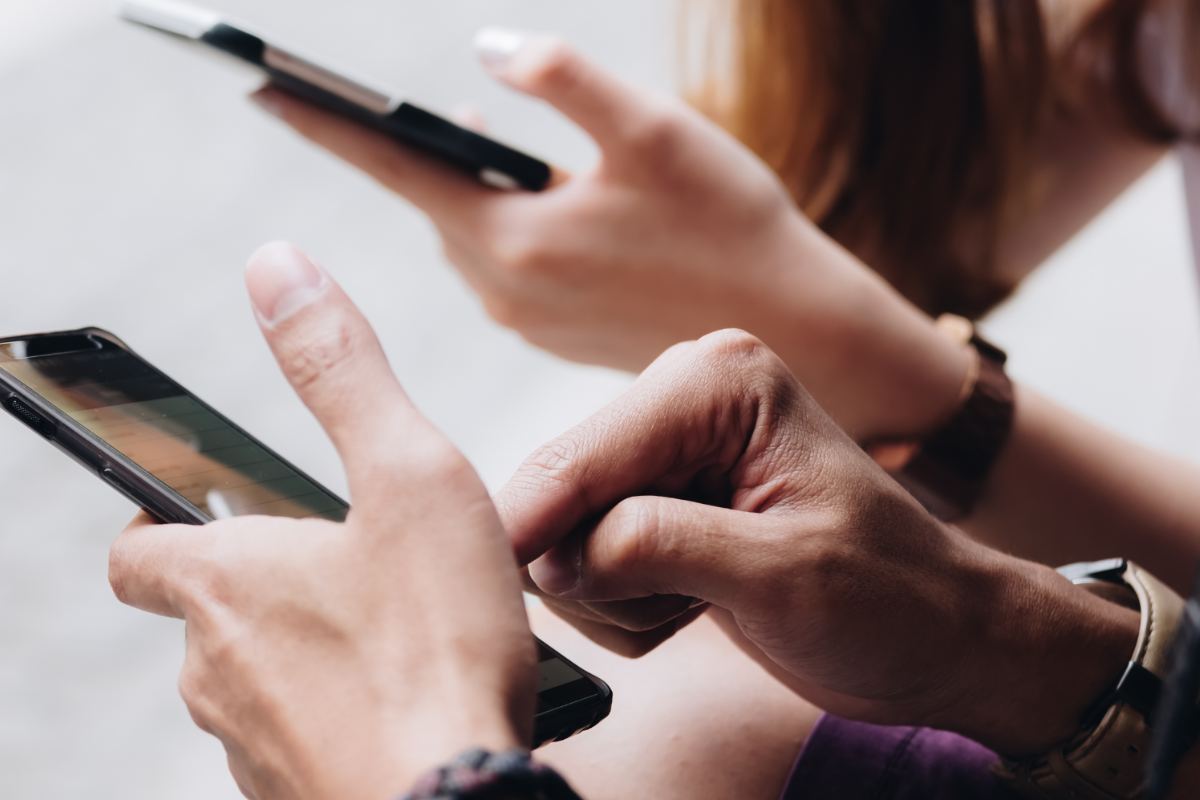 mani di persone con smartphone