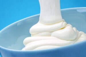 yogurt greco che cade in una ciotola