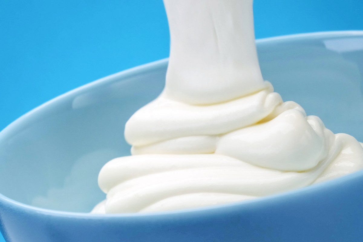 yogurt greco che cade in una ciotola