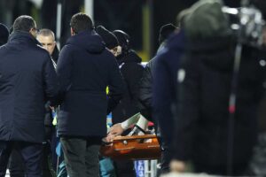 Un giocatore in barella dopo l'infortunio