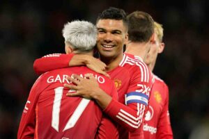 Casemiro abbraccia Garnacho
