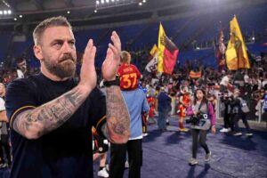 De Rossi applaude il pubblico