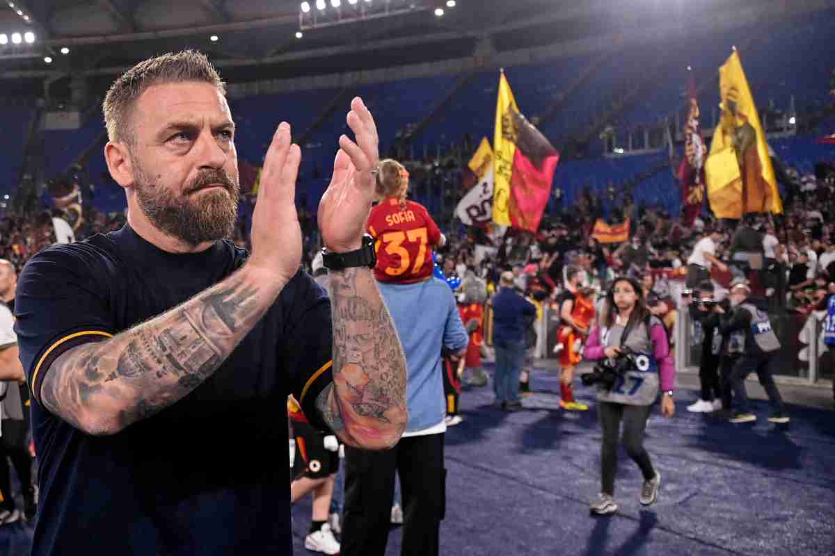 De Rossi applaude il pubblico