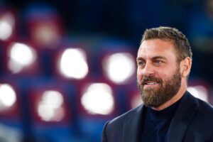 De Rossi sorridente in primo piano