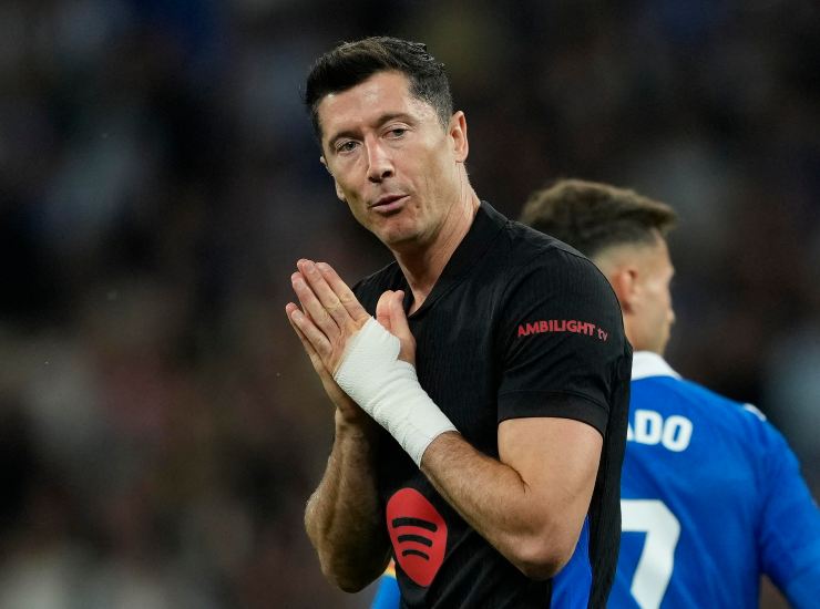 Lewandowski con le mani congiunte