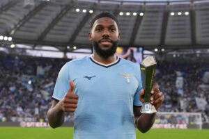 Nuno Tavares con il premio MVP