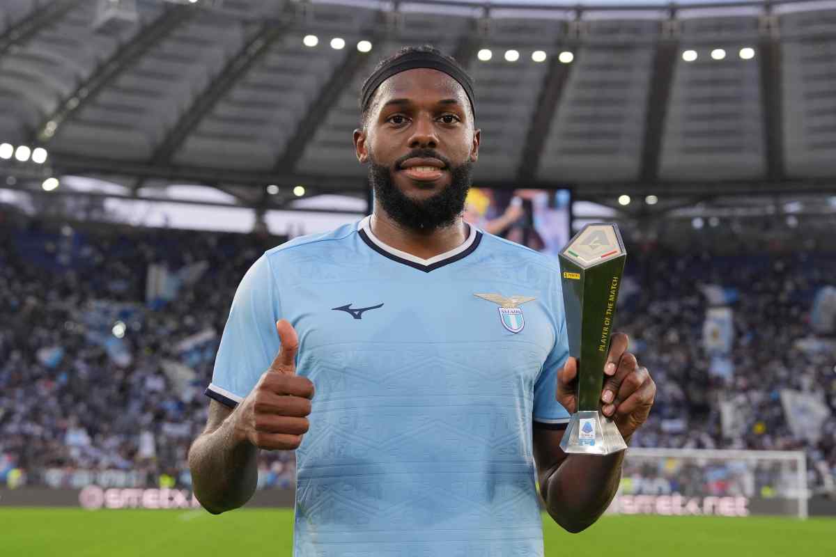 Nuno Tavares con il premio MVP