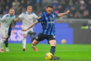 Calhanoglu calcia un rigore