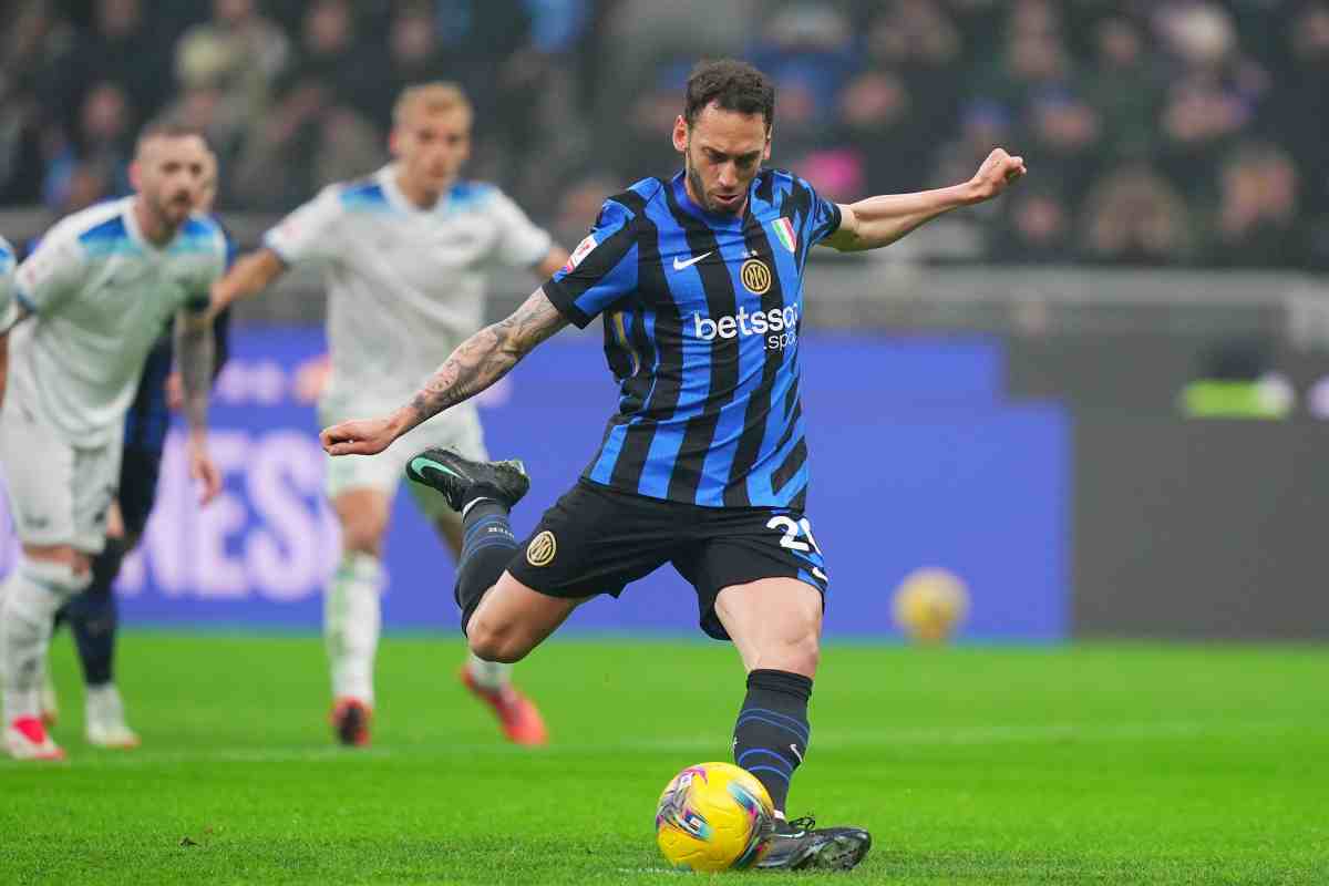 Calhanoglu calcia un rigore
