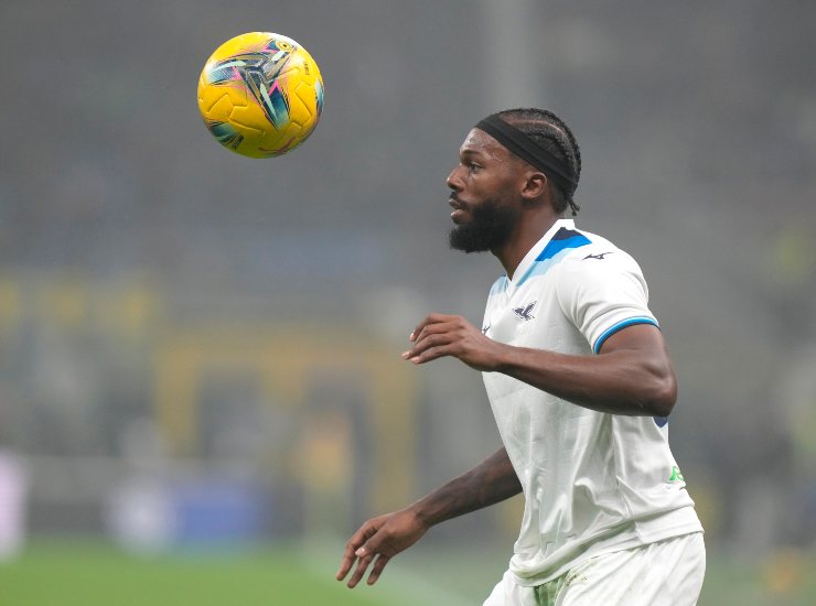 Nuno Tavares osserva la palla