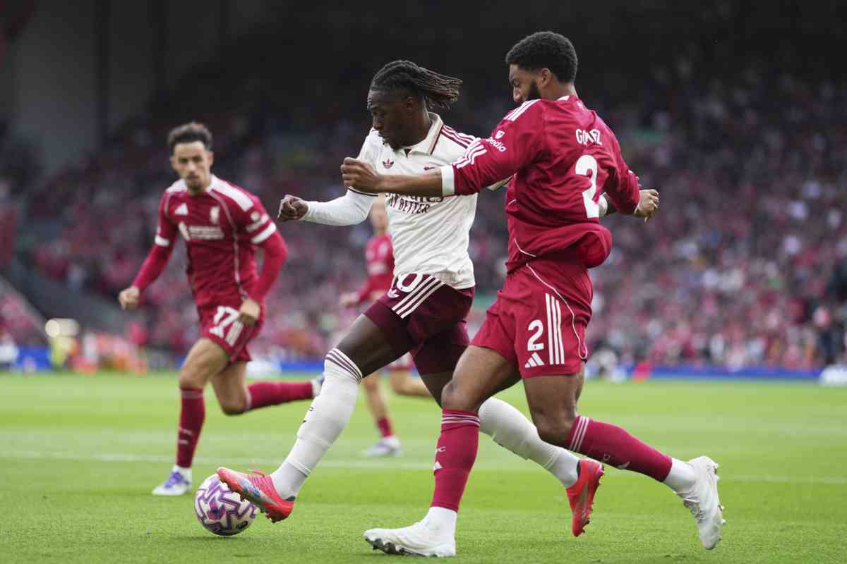 Joe Gomez in difesa con il Liverpool