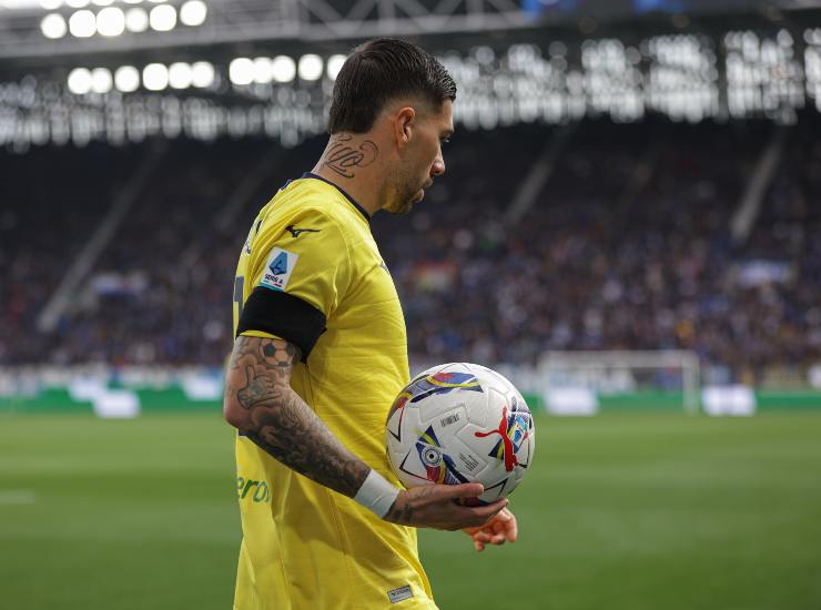 Zaccagni con la palla in mano