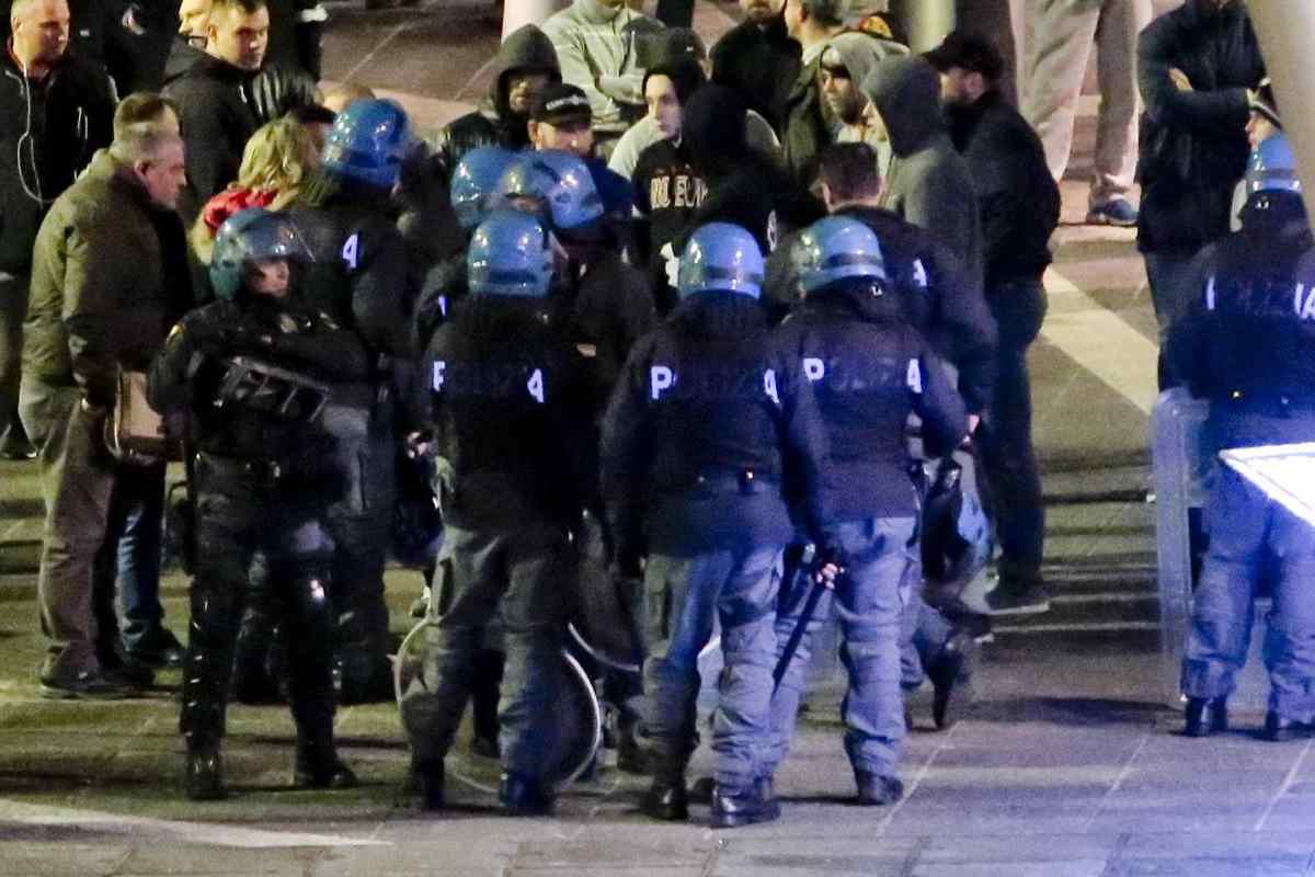 Polizia interviene in scontri tra tifosi