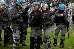 Polizia in campo in scontri tra tifosi