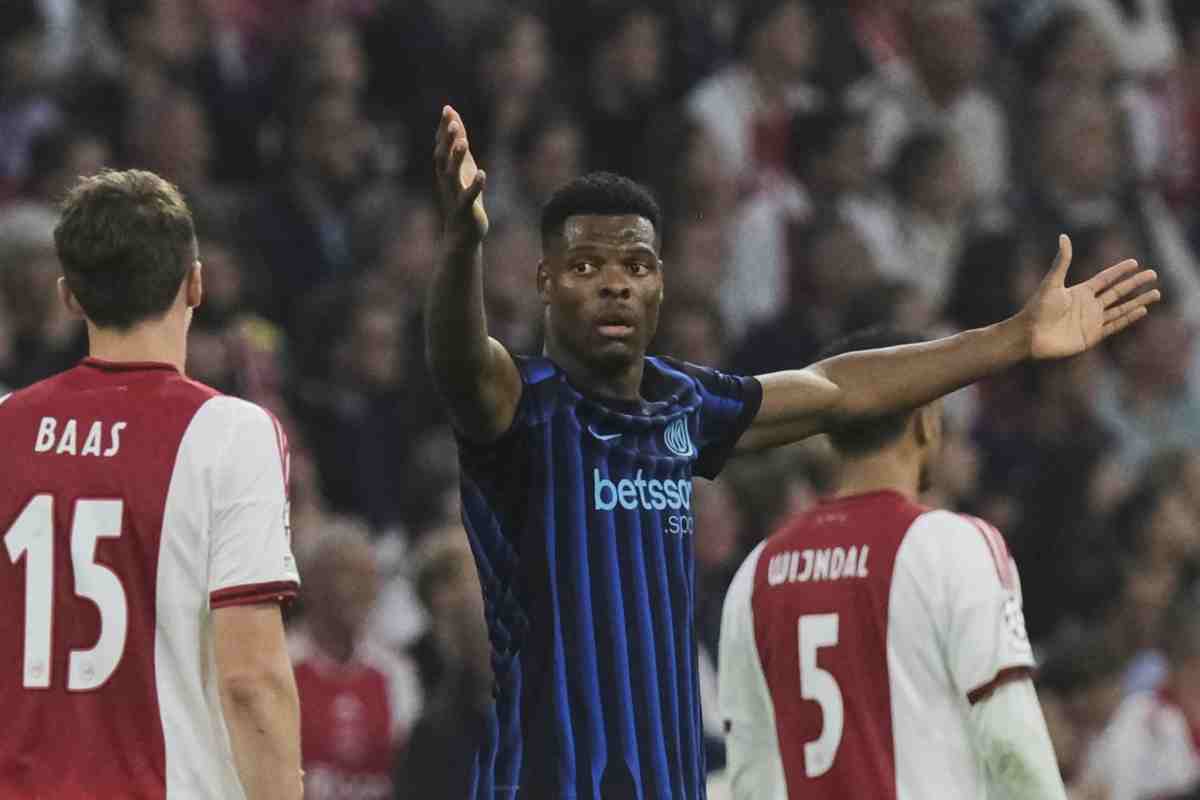 Dumfries contro l'Ajax